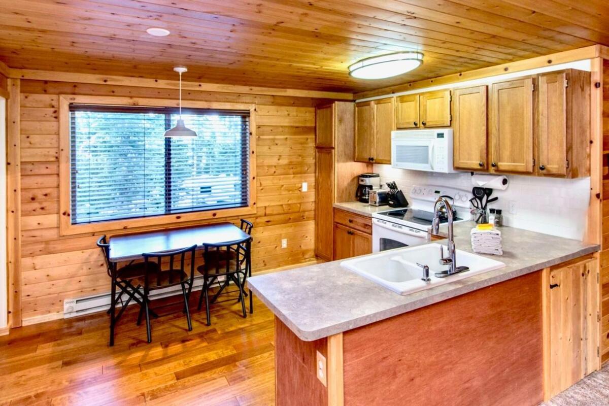 Lovely Log Cabin With Fire Pit! Duck Creek Village 外观 照片