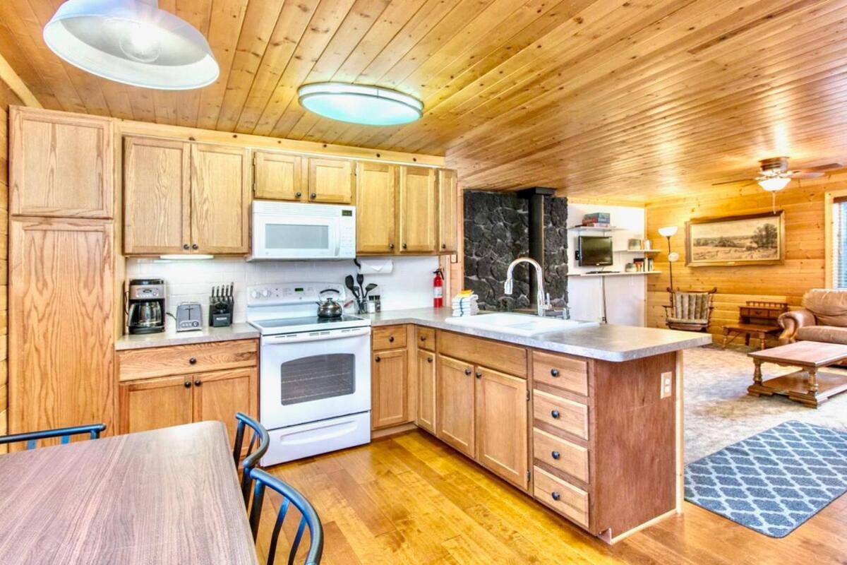 Lovely Log Cabin With Fire Pit! Duck Creek Village 外观 照片